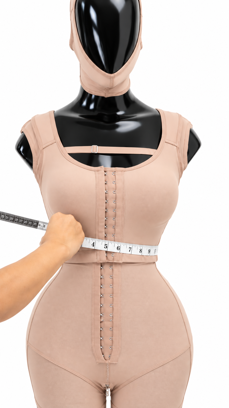 Medición de cintura con cinta métrica sobre una faja postquirúrgica en maniquí